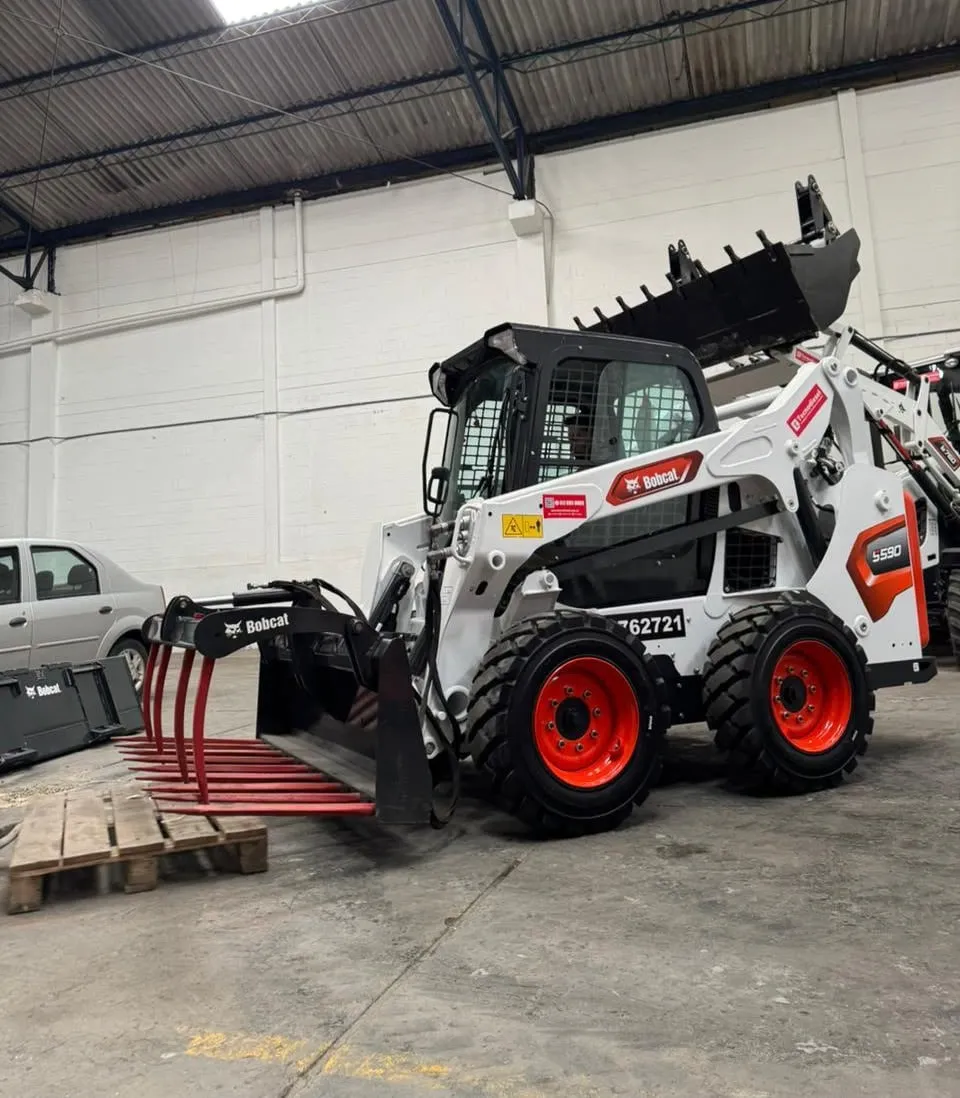 Grapa agrícola Bobcat montada en un minicargador