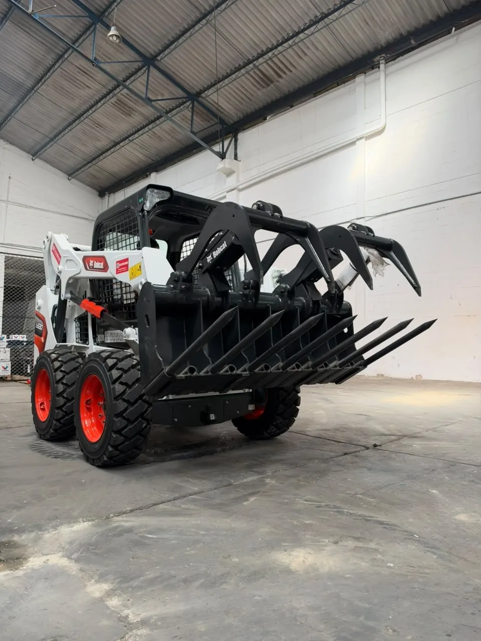 Grapa industrial Bobcat para minicargador sujetando material