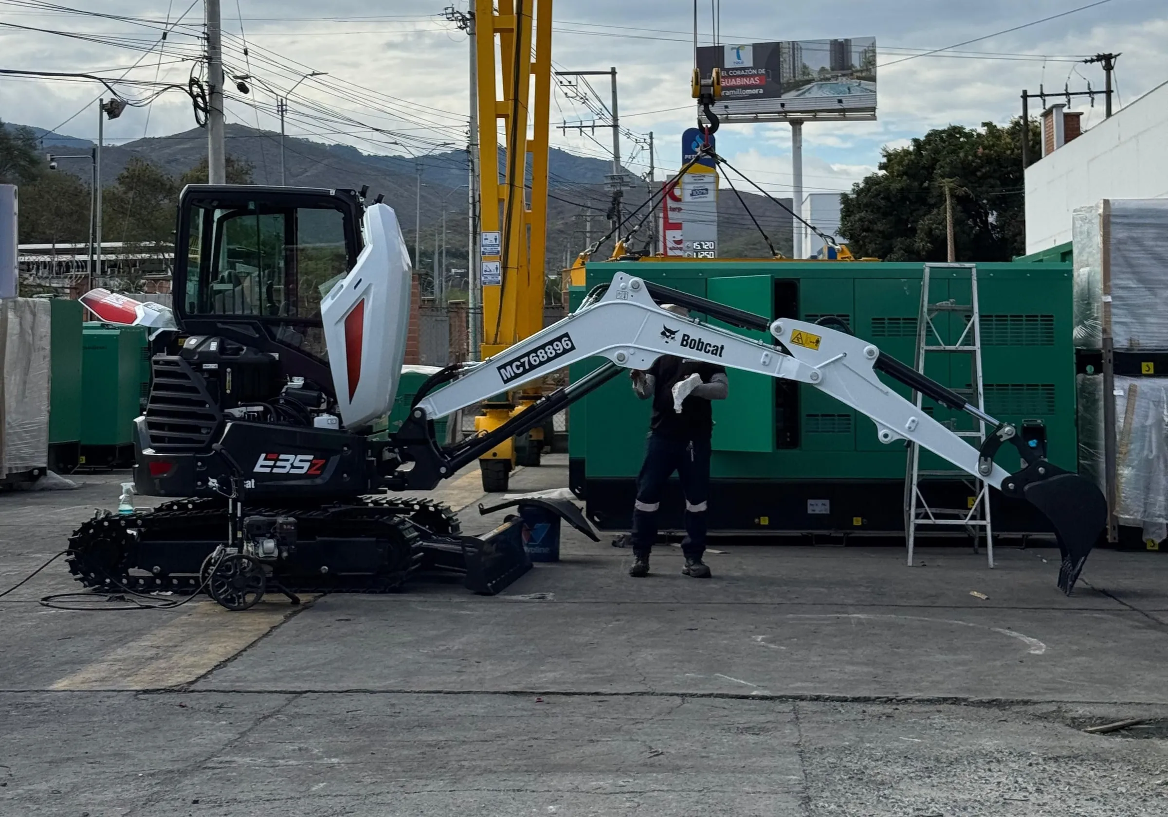 Excavadora compacta Bobcat E35z con el brazo extendido en patio de entrega