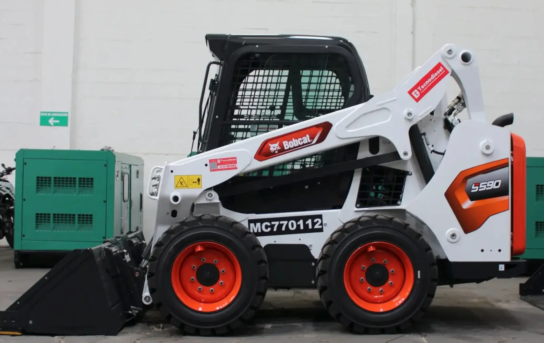Minicargador Bobcat S590 listo para entrega en bodega